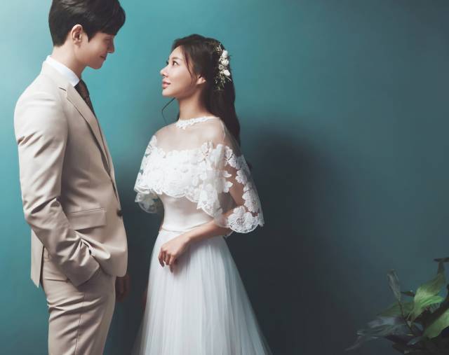 수에비뉴스튜디오+비비드블랑+요닝 title=